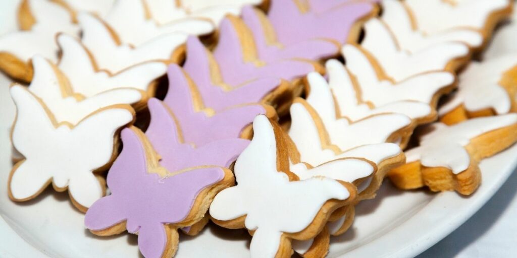 Biscuits papillon blancs et violets