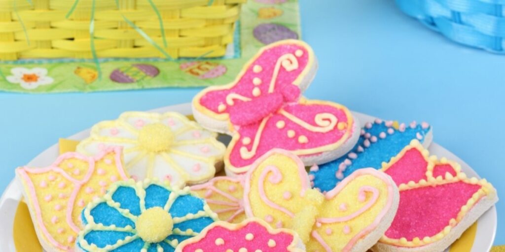 Biscuits papillon avec glacage multicolore