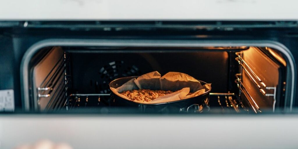 Gâteau en train d'être cuit au four