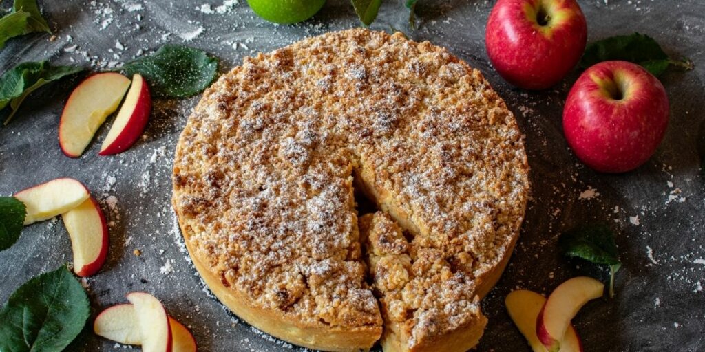 Gâteau aux pommes, avec part coupée