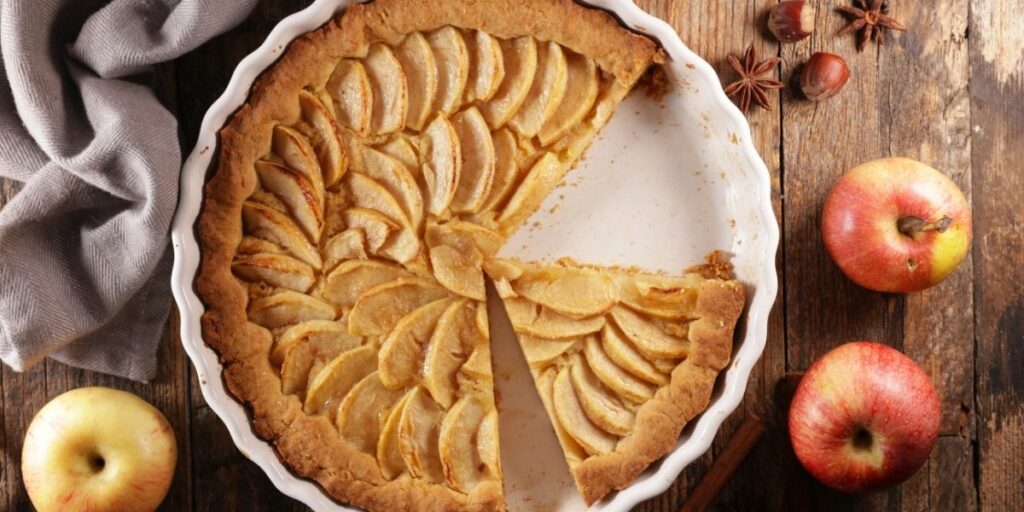 Tarte aux pommes en train d'être coupée